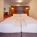 Twin Size Bett zusammengeschoben in Hotelzimmer mit Teppichboden.